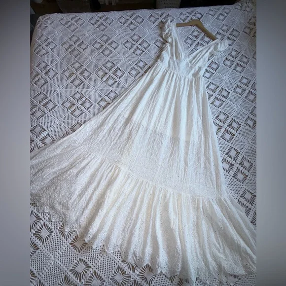 Giffniseti Elegant White Eyelit Lace Maxi Dress size Large🤍 - Picture 1 of 15